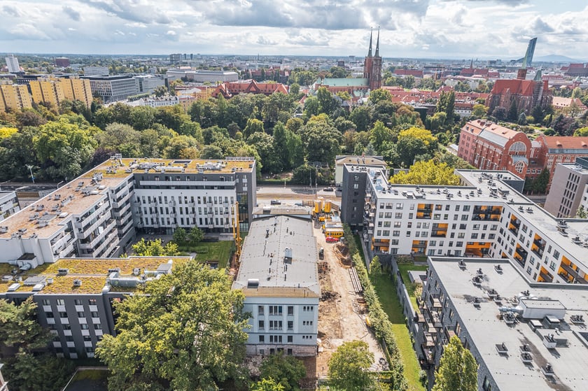 Odnawiana kamienica znajduje się przy ul. Sienkiewicza we Wrocławiu, naprzeciw Ogrodu Botanicznego