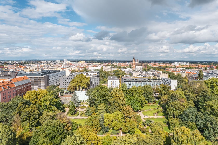 Odnawiana kamienica znajduje się przy ul. Sienkiewicza we Wrocławiu, naprzeciw Ogrodu Botanicznego