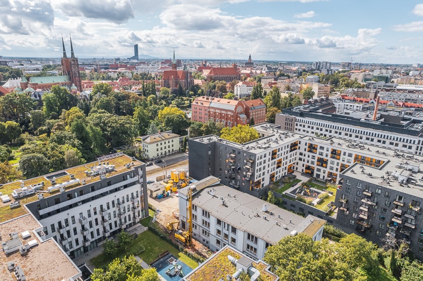 Odnawiana kamienica znajduje się przy ul. Sienkiewicza we Wrocławiu, naprzeciw Ogrodu Botanicznego