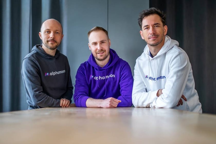 Sztuczna inteligencja sama przetworzy dokumenty. Alphamoon to startup z Wrocławia, kt&oacute;ry automatyzuje przetwarzanie dokument&oacute;w w przedsiębiorstwach, wykorzystując sztuczną inteligencję i algorytmy przetwarzania języka naturalnego.
System umożliwia między innymi łatwe wydobywanie tekstu i kluczowych informacji z dokument&oacute;w takich jak rachunki, faktury i umowy.
Na zdjęciu: wsp&oacute;łzałożyciele Alphamoon.