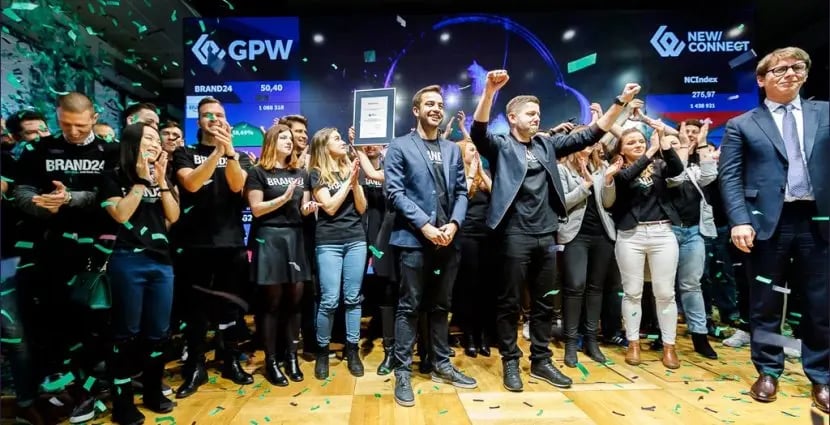 Brand24 jest właścicielem autorskiego narzędzia do ochrony reputacji i monitoringu treści w internecie.
Narzędzie sprzedawane globalnie w modelu SaaS (ang. Software as a Service).
Sp&oacute;łka ma dominującą pozycję na polskim rynku w swojej kategorii produktowej i z sukcesem komercjalizuje narzędzie na rynku globalnym.
Z Brand24 korzystają zar&oacute;wno duże światowe marki, jak i małe i średnie przedsiębiorstwa zainteresowanie opiniami na sw&oacute;j temat w internecie.
Brand24 to także źr&oacute;dło analiz i raport&oacute;w dających kompleksową wiedzę na temat klient&oacute;w. Narzędzie pozwala na obserwację ich zachowań, opinii, a także związanych z nimi trend&oacute;w.
Na zdjęciu: Brand24 zesp&oacute;ł pracownik&oacute;w na GWP.