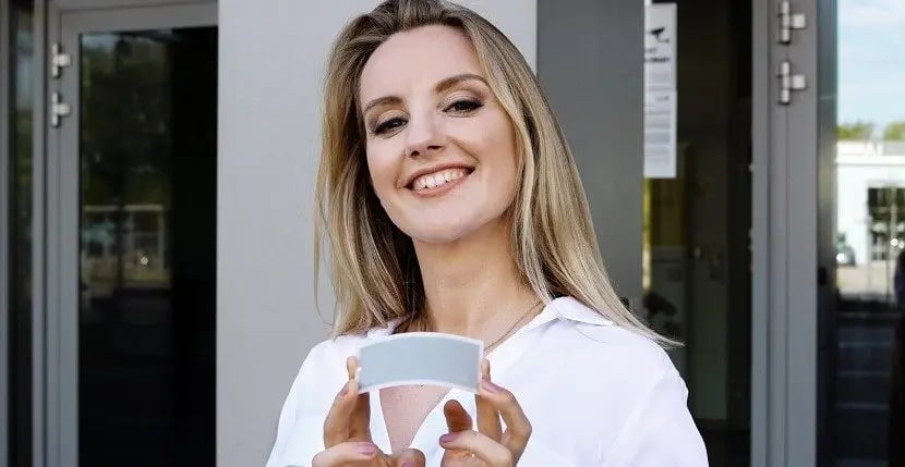 Wizjonerski pomysł, technologia, kt&oacute;ra zmieni świat, rewolucja o globalnym potencjale &ndash; tak m&oacute;wi się o tym, co robi Saule Technologies.
Sp&oacute;łka zatrudnia zesp&oacute;ł kilkudziesięciu naukowc&oacute;w, inżynier&oacute;w z całego świata, kt&oacute;rzy we Wrocławskim Parku Technologicznym skonstruowali pierwszą na świecie linię produkcyjną drukowanych ogniw perowskitowych.
Dzięki nim można generować energię zar&oacute;wno ze słońca, jak i ze sztucznego światła, dlatego ich ogniwa perowskitowe znajduje zastosowanie dosłownie wszędzie &ndash; od etykiet cenowych, przez fasady budynk&oacute;w i carporty, tj. wiaty do ładowania samochod&oacute;w elektrycznych, po satelity w przestrzeni kosmicznej.
Na zdjęciu: Olga Malinkiewicz, CTO Saule Technologies.