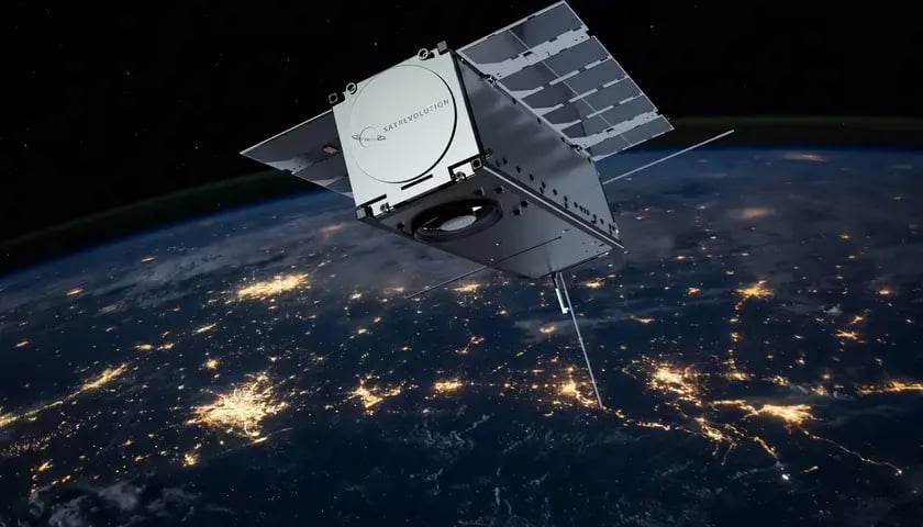 SatRev to wrocławski startup, kt&oacute;ry specjalizuje się w projektowaniu, produkcji oraz eksploatacji satelit&oacute;w do obserwacji Ziemi w czasie rzeczywistym.
Satelity SarRev wykorzystywane są w rolnictwie, monitorują infrastrukturę (m.in. rurociągi), w energetyce, w sektorze rządowym (m.in. przemieszczanie wojsk, uchodźc&oacute;w) oraz w transporcie i ochronie środowiska.
To, co już robi SatRevolution z sukcesem stosuje Wrocław. Jako pierwsze miasto na świecie wykorzystuje technologię kosmiczną od SatRevolution do uszczelnienia lokalnego systemu podatkowego.
Szczeg&oacute;łowe analizy zdjęć satelitarnych Wrocławia wykorzystywane są do kontroli podatku od nieruchomości.
Na zdjęciu: takie satelity chce budować SatRevolution.