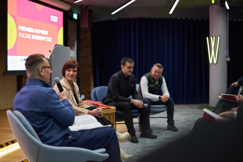 Na zdjęciu uczestnicy spotkania. W piątek, 9 grudnia br., w siedzibie Google we Wrocławiu zaprezentowano najbardziej wyczekiwaną publikację polskiej branży startupowej, czyli najnowszy raport ?Polskie Startupy 2022?.