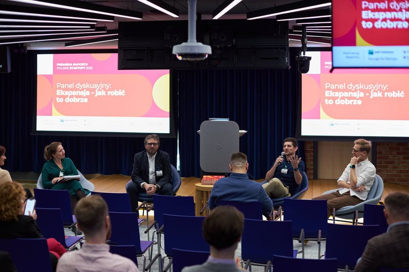 Na zdjęciu uczestnicy spotkania. W piątek, 9 grudnia br., w siedzibie Google we Wrocławiu zaprezentowano najbardziej wyczekiwaną publikację polskiej branży startupowej, czyli najnowszy raport ?Polskie Startupy 2022?.