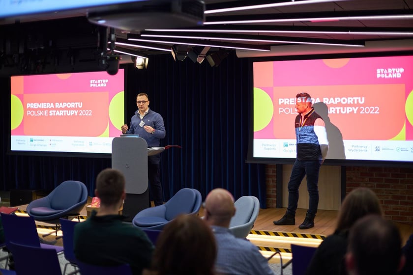 Na zdjęciu uczestnicy spotkania. W piątek, 9 grudnia br., w siedzibie Google we Wrocławiu zaprezentowano najbardziej wyczekiwaną publikację polskiej branży startupowej, czyli najnowszy raport ?Polskie Startupy 2022?.