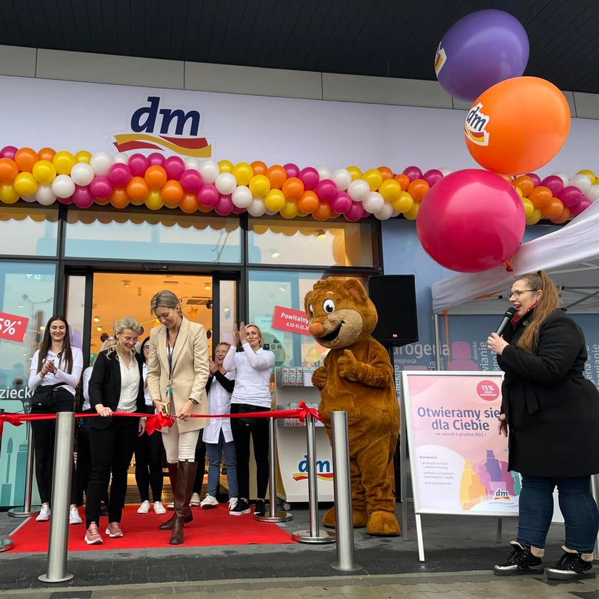 Drogeria dm czyli słynna niemiecka sieć ?Dm-drogerie markt? otworzyła w grudniu dwa nowe sklepy we Wrocławiu i Myślenicach.