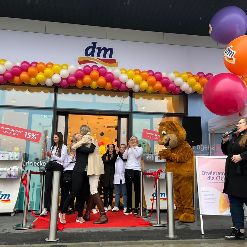 Drogeria dm czyli słynna niemiecka sieć ?Dm-drogerie markt? otworzyła w grudniu dwa nowe sklepy we Wrocławiu i Myślenicach.