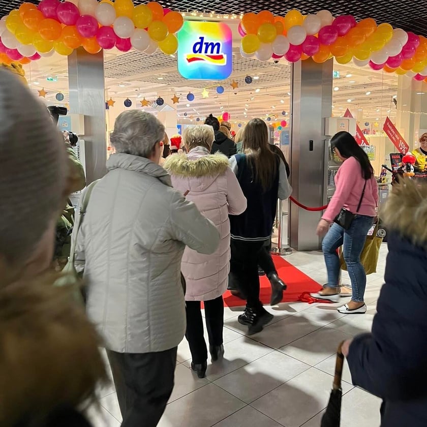 Drogeria dm czyli słynna niemiecka sieć ?Dm-drogerie markt? otworzyła w grudniu dwa nowe sklepy we Wrocławiu i Myślenicach.