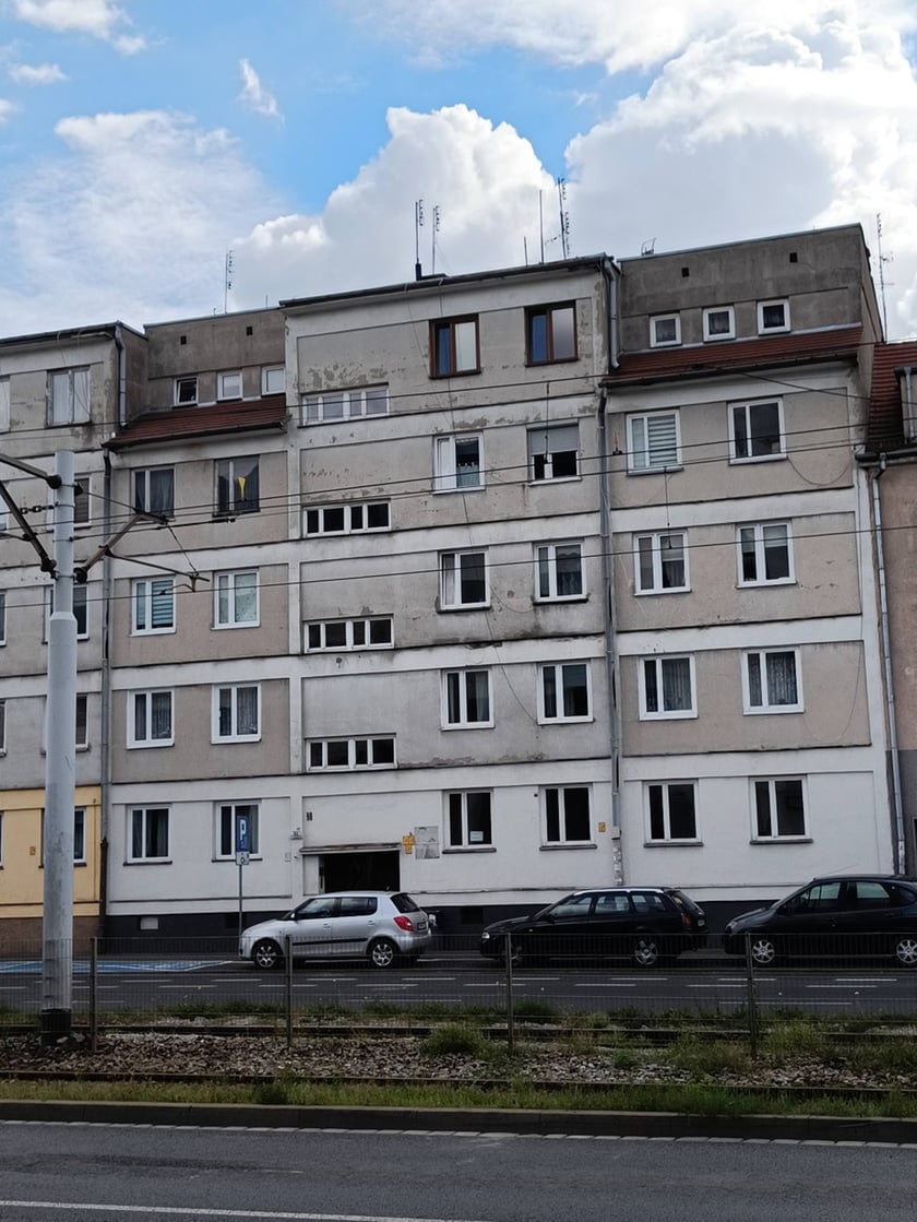 Ulica Kazimierza Wielkiego 61/4. Stare Miasto. Oferta w przygotowaniu Lokal użytkowy położony na parterze (I kondygnacja). Składa się z trzech pomieszczeń oraz wc z przedsionkiem. Wejście z korytarza klatki schodowej. Powierzchnia 38,48 mkw.