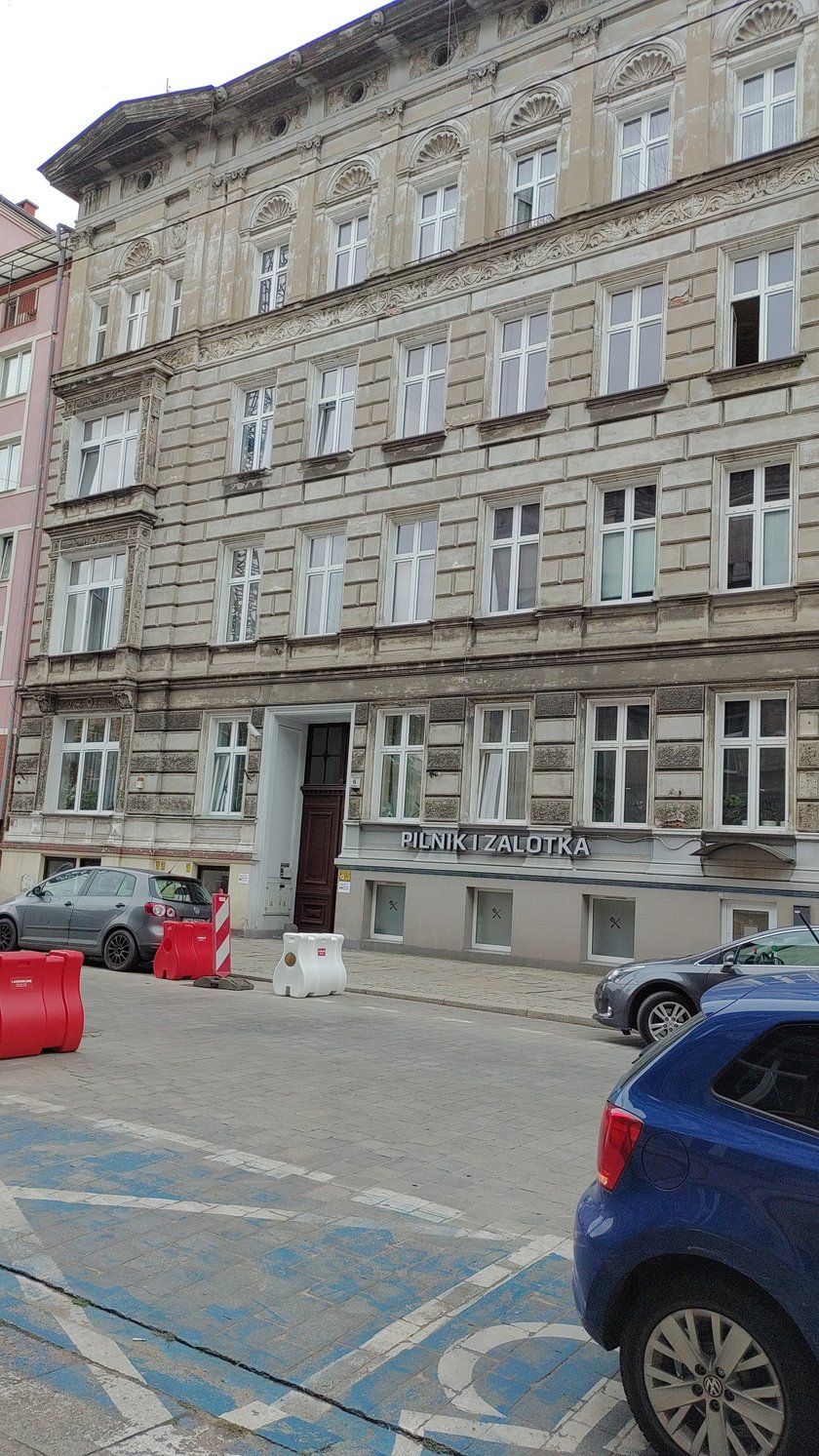 Ulica Joachima Lelewela 6/U2. Stare Miasto. Cena: 350.000 zł Lokal składa się z trzech pomieszczeń oraz wc. Położony na I kondygnacji (piwnica). Wysokość od 216 cm do 265 cm. Wejście z chodnika. Powierzchnia 46,75 mkw.