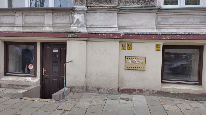 Ulica Joachima Lelewela 6/U2. Stare Miasto. Cena: 350.000 zł Lokal składa się z trzech pomieszczeń oraz wc. Położony na I kondygnacji (piwnica). Wysokość od 216 cm do 265 cm. Wejście z chodnika. Powierzchnia 46,75 mkw.