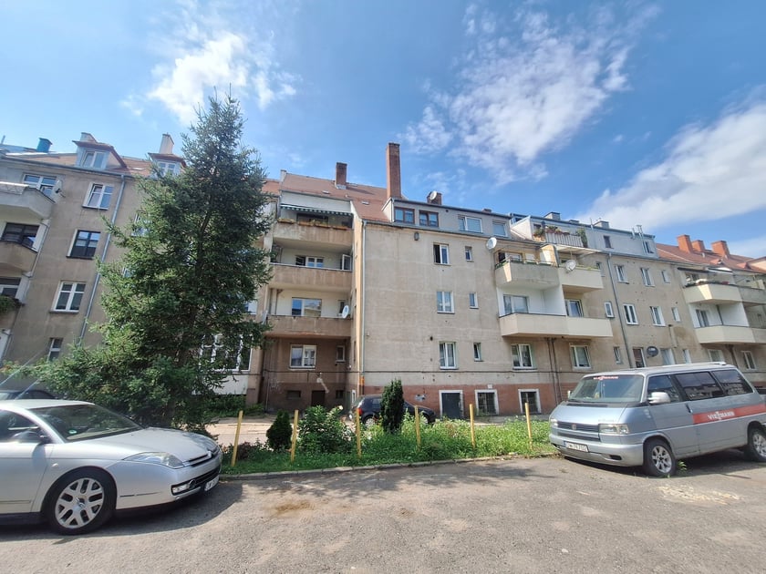 Ulica Józefa Lompy 17/U3. Plac Grunwaldzki, Śródmieście. Oferta w przygotowaniu Lokal składa się z czterech pomieszczeń. Wysokość 248 cm. Wejście z klatki schodowej oraz z chodnika od strony podwórka. Powierzchnia 46,58 mkw.