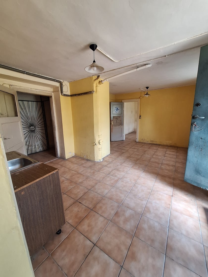 Ulica Józefa Lompy 17/U3. Plac Grunwaldzki, Śródmieście. Oferta w przygotowaniu Lokal składa się z czterech pomieszczeń. Wysokość 248 cm. Wejście z klatki schodowej oraz z chodnika od strony podwórka. Powierzchnia 46,58 mkw.