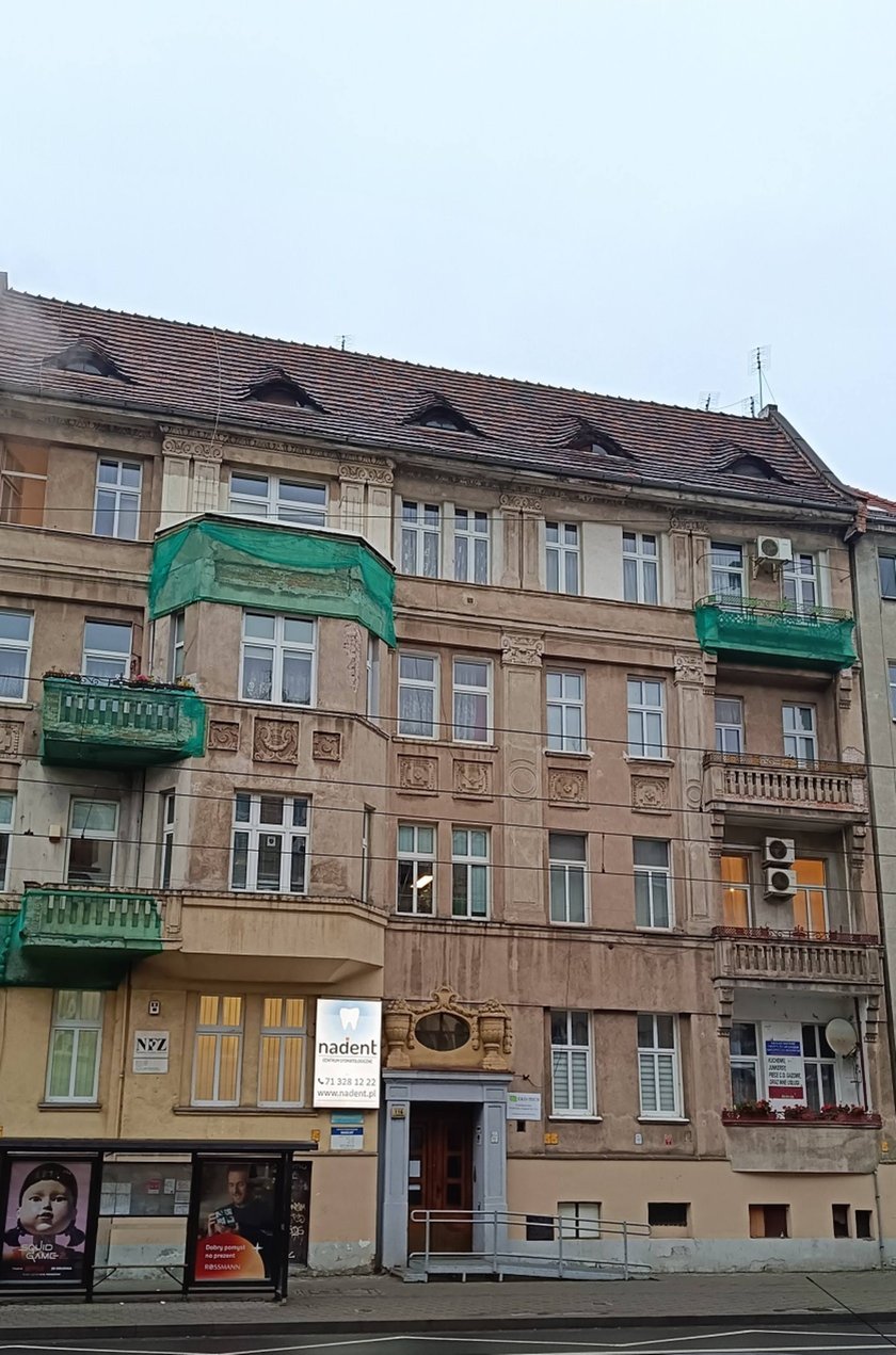 Ulica Henryka Sienkiewicza 116/U1A. Plac Grunwaldzki, Śródmieście. Cena: 456.000 zł Lokal składa się z trzech pomieszczeń, korytarza oraz przynależnego pomieszczenia higieniczno-sanitarnego na tej samej kondygnacji, dostępnego z części wspólnych budynku. Położony na – 1 kondygnacji (suterena). Wysokość 269 cm. Wejście z korytarza klatki schodowej części wspólnych budynku. Powierzchnia 53,30 mkw.