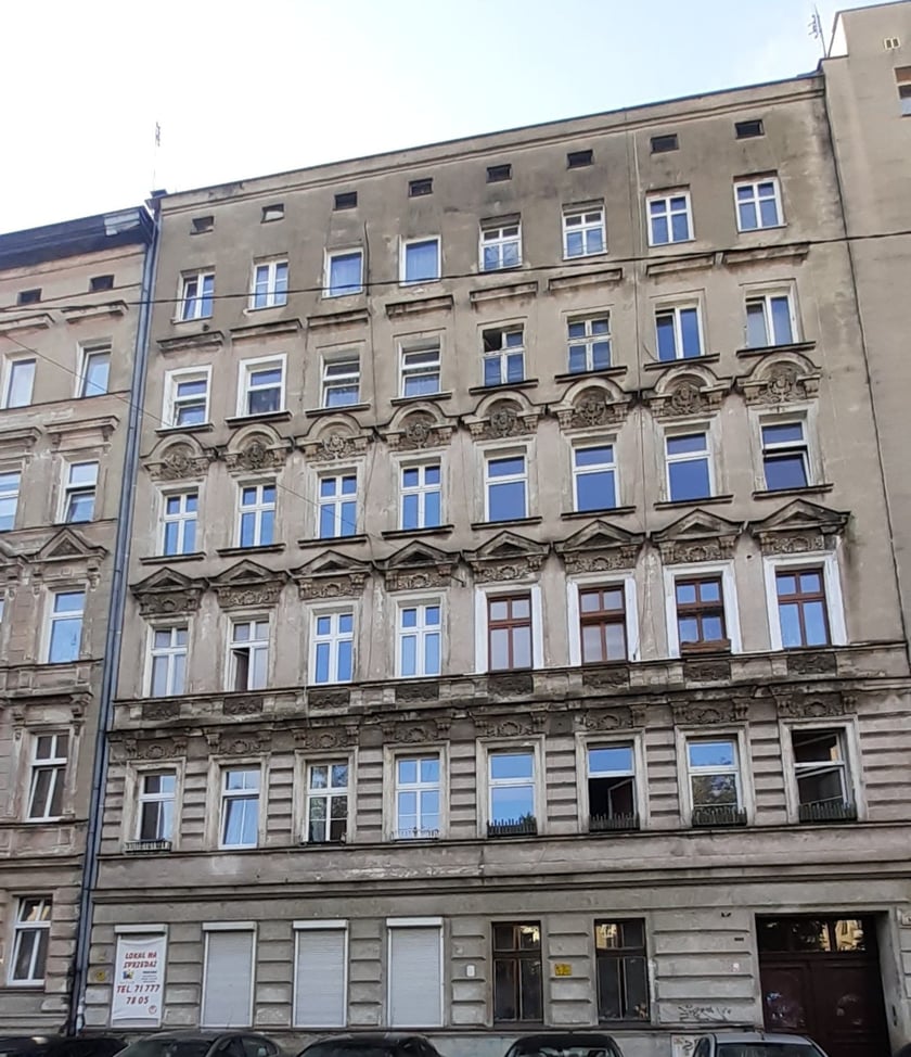 Ulica Stanisława Więckowskiego 10/U1A. Południe, Krzyki. Cena: 720.000 zł Lokal składa się z trzech pomieszczeń, dwóch higieniczno-sanitarnych (pow. 58,39 mkw.) oraz jednego higieniczno-sanitarnego (pow. 39,28 mkw.). Położony na I kondygnacji (parter). Wysokość 319 cm. Wejście z klatki schodowej.