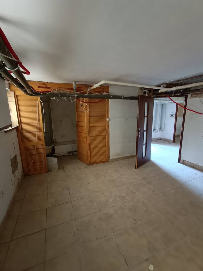 Ulica Zielonogórska 9/U1A. Stare Miasto. Cena: 385.000 zł Lokal użytkowy składa się z dwóch pomieszczeń, jednego higieniczno-sanitarnego oraz korytarza. Położony na I kondygnacji (piwnica). Wejście bezpośrednio z zewnątrz, po schodach w dół. Wysokość 230 cm. Powierzchnia 35,39 mkw.