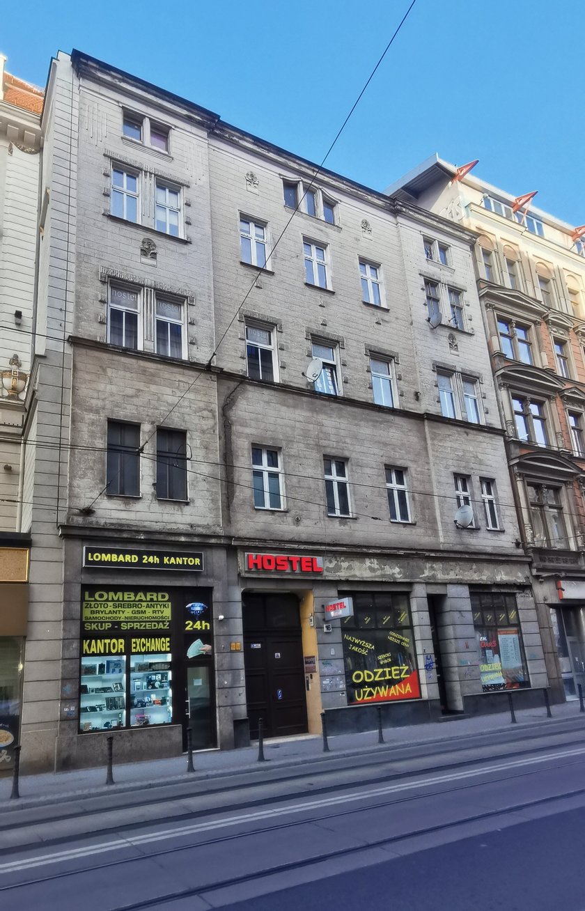 Ulica Hugona Kołłątaja 16/U6C, Stare Miasto. Cena wywoławcza: 275 000 zł
Lokal składa się z czterech pomieszczeń i jednego higieniczno-sanitarnego. Położony na V kondygnacji (IV piętro). Wejście z korytarza klatki schodowej. Powierzchnia: 35,55 mkw.