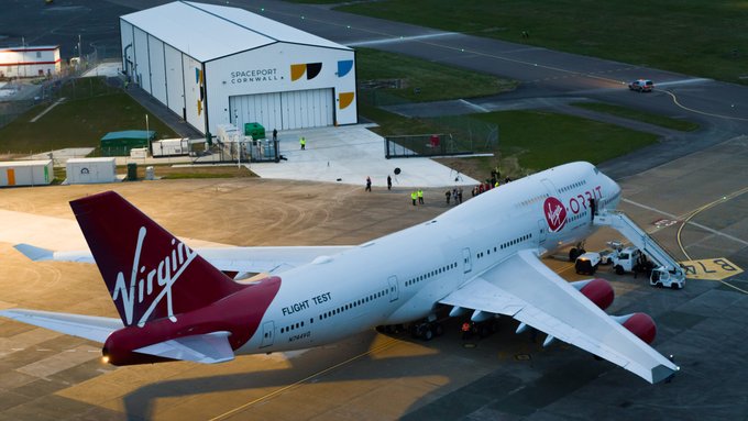 Boeing 747 wystartował zgodnie z planem z lotniska Spaceport Cornwall w Kornwalii.