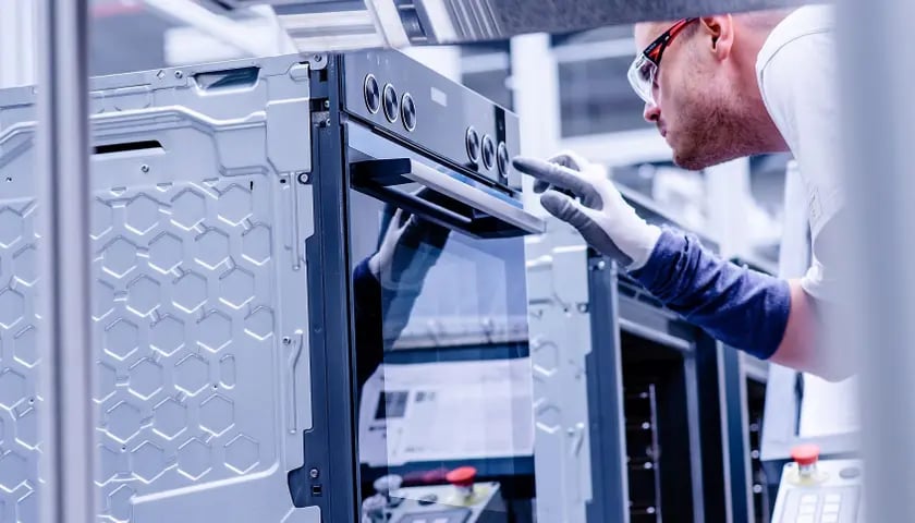 Najnowsze inwestycje BSH we Wrocławiu.
Dzięki inwestycjom w nowoczesne technologie niemiecki koncern BSH we Wrocławiu zmniejszył roczne zużycie prądu w fabrykach lod&oacute;wek i piekarnik&oacute;w. Energetyczne oszczędności zakład&oacute;w przy ul. Żmigrodzkiej wynoszą tyle, ile rocznie zużywa prądu 1400 rodzin w swoich domach. Wrocławskie zakłady BSH mniej też potrzebują gazu i wody. Wkr&oacute;tce na dachach będą panele fotowoltaiczne.
W styczniu 2022 r. z linii produkcyjnych sp&oacute;łki BSH Sprzęt Gospodarstwa Domowego we Wrocławiu zjechał dwumilionowy piekarnik BSH a pod koniec 2021 r. milionowa lod&oacute;wka BSH we Wrocławiu. Niemiecki koncern BSH rozwija swoje zakłady przy ul. Żmigrodzkiej.
Firma rozwija się zgodnie z zasadami zr&oacute;wnoważonego rozwoju, kt&oacute;ry jest wpisany w strategię całej Grupy BSH. W ostatnim czasie sp&oacute;łka zmodernizowała np. obszar odtłuszczania korpus&oacute;w piekarnik&oacute;w.
&ndash; Dzięki nowej technologii odtłuszczania zmniejszyliśmy zużycie wody potrzebnej do jednorazowego napełnienia maszyn o ponad 80%, a zużycie gazu redukujemy w tym procesie do zera. Oznacza to spadek koszt&oacute;w produkcji, kt&oacute;ra jednocześnie staje się bardziej zr&oacute;wnoważona &ndash; m&oacute;wi Adrianna Krzysztofik, Inżynier Procesu z BSH.