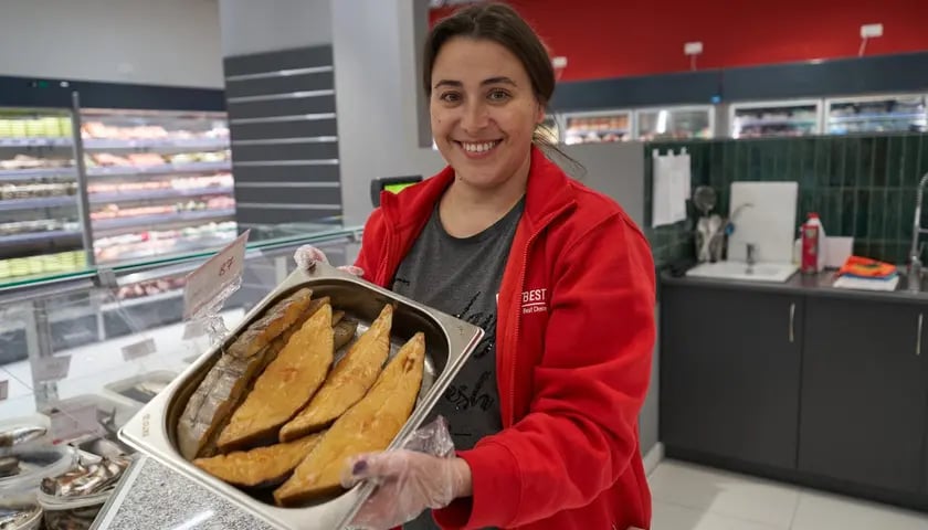 Najlepsze przysmaki z Ukrainy do kupienia we Wrocławiu. Uroczyste otwarcie ukraińskiego sklepu Best Market.
W Best Market we Wrocławiu można kupić m.in. ukraińską słoninę, suszone ryby, przekąski do piwa, kawior z jesiotra lub pstrąga, wędliny, pierogi pielmieni. Z pieczywa m.in. czarny litewski chleb lub żytni łotewski do tego dużo słodyczy i tort&oacute;w.
&ndash; Na p&oacute;łkach mamy dużo produkt&oacute;w z Ukrainy oraz z Litwy, Mołdawii, Armenii czy Gruzji. Na Ukrainie bardzo dużo zamknęło się fabryk, albo pracują z problemami, bo nie mają prądu i gazu. Staramy się ściągnąć towar z Ukrainy, ale jak się nie udaje to poszykujemy producent&oacute;w na przykład z Niemiec gdzie produkowane są przysmaki z Ukrainy, jako alternatywa z przysmakami Wschodniej Europy. Też orientujemy się na Polak&oacute;w, kt&oacute;rzy bardzo popierają Ukrainc&oacute;w w tych trudnych czasach &ndash; podkreśla Yelyzaveta Pavlova.