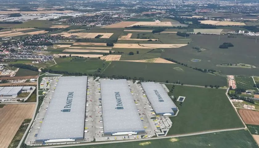 Gigantyczna realizacja Panattoni w regionie. DSV będzie we Wrocław Logistics South Hub.
Panattoni, lider rynku nieruchomości przemysłowych w Europie, wynajmuje blisko 80 000 mkw. firmie DSV &ndash; globalnemu operatorowi logistycznemu &ndash; w ramach Wrocław Logistics South Hub.
Panattoni z największym projektem na Dolnym Śląsku. Wrocław Logistics South Hub zajmie blisko ćwierć miliona mkw. Na start 120000 mkw. powierzchni spekulacyjnej. Panattoni, lider rynku nieruchomości przemysłowych w Europie, nie zwalnia tempa i uruchamia kolejną gigantyczną platformę biznesową na Dolnym Śląsku &ndash; Wrocław Logistics South Hub w Magnicach, zaledwie 15 km od centrum Wrocławia.
