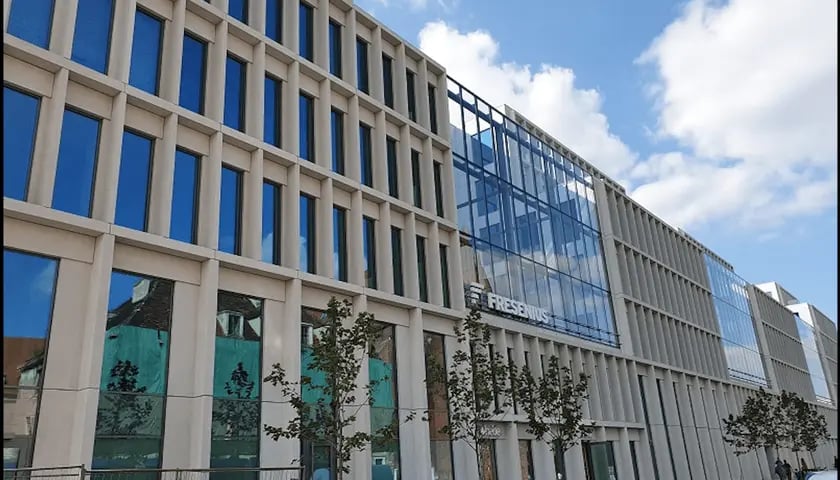 Fresenius Kabi rozszerza swoją działalność we Wrocławiu. Ruszyła rekrutacja.
Kilkudziesięciu nowych pracownik&oacute;w zatrudni Centrum Usług Wsp&oacute;lnych Fresenius Kabi. Już teraz poszukiwani są kandydaci z doświadczeniem w księgowości i finansach. Jest to związane z rozszerzeniem działalności firmy w stolicy Dolnego Śląska.
Fresenius Kabi jest globalną firmą farmaceutyczną oferującą kompleksowe wsparcie w opiece nad krytycznie i przewlekle chorymi pacjentami. Jej misją jest &bdquo;troska o życie&rdquo;, zgodnie z kt&oacute;rą pacjentom na całym świecie dostarczane są przystępne cenowo usługi i produkty m.in. żywność specjalnego przeznaczenia medycznego, leki dożylne, płyny infuzyjne, sprzęt i aparatura medyczna, a także leki biopodobne.