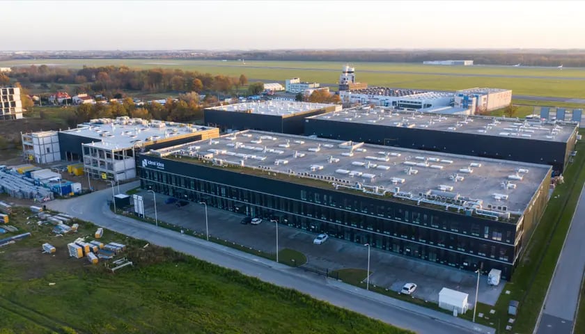 Wielkie magazyny i biura powstaną w Ideal Idea City Park Wrocław. Hale będą miały modułową konstrukcję
Nowopowstający obiekt SBU przy wrocławskim porcie lotniczym to kolejna inwestycja od Ideal Idea. Budowane elastyczne przestrzenie biznesowe: magazyny i biura zostały błyskawicznie docenione przez rynek, czyniąc City Park Wrocław II w pełni wynajętym już w trakcie budowy. Będą tam kolejne miejsca pracy we Wrocławiu.
City Park Wrocław II to już drugi dolnośląski projekt w modelu SBU &ndash; &bdquo;Small Business Units&rdquo; realizowany przez firmę Ideal Idea, kt&oacute;ra jest pionierem we wdrażaniu tego typu rozwiązań w Polsce. Obiekty SBU od Ideal Idea można przeznaczyć zar&oacute;wno na niewielkie magazyny jak i reprezentacyjne biura.
&ndash; Elastyczne przestrzenie, nowoczesne rozwiązania i najwyższy standard wykończenia oferowany w obiektach typu SBU od Ideal Idea doskonale wpisują się w aktualne potrzeby rynkowe. Proces komercjalizacji City Park Wrocław II był najszybszym w historii istnienia naszej firmy &ndash; m&oacute;wi Justyna Markowska, Członek Zarządu, Ideal Idea.