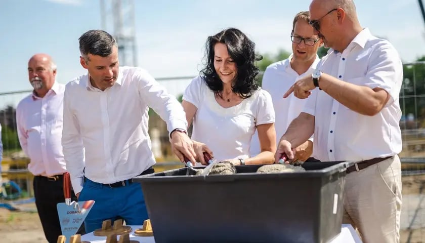 Prywatny akademik wybudują we Wrocławiu.
Podpisanie aktu erekcyjnego i wmurowanie kamienia węgielnego &ndash; 20 lipca 2022 r. oficjalnie rozpoczęto nową inwestycję we Wrocławiu. Ruszyła budowa nowego domu studenckiego MILESTONE Student Living we Wrocławiu.
Dom studencki MILESTONE Student Living wybudowany zostanie przy ul. Fabrycznej 22, w pobliżu&nbsp; nowej Trasy Autobusowo-Tramwajowej (TAT) na Nowy Dw&oacute;r, Wrocławskiego Parku Biznesu i Wyższej Szkoły Bankowej. Nowy akademik będzie miła miał 512 pokoi. W budynku znajdzie się m.in. supermarket, siłownia, pok&oacute;j muzyczny i strefa do wsp&oacute;lnej nauki. Otwarcie&nbsp; akademika planowane jest jesienią 2023 roku.&nbsp; 