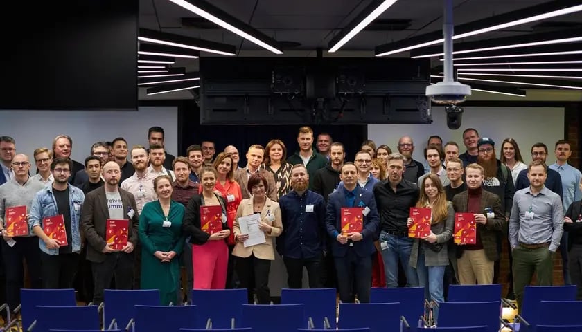 Wrocław liderem rynku startupowego w Polsce. Raport Fundacji Startup Poland. Zobaczcie w czym jesteśmy lepsi od Warszawy.
W 2022 r. to była najbardziej wyczekiwana publikacja polskiego ekosystemu powstaje na podstawie badań i informacji kilkuset respondent&oacute;w i analiz ekspert&oacute;w branży startupowej.
W piątek, 9 grudnia 2022 r., w siedzibie Google we Wrocławiu zaprezentowano najbardziej wyczekiwaną publikację polskiej branży startupowej, czyli najnowszy raport &bdquo;Polskie Startupy 2022&rdquo;. Organizatorzy spotkania miejsce wybrali nieprzypadkowo. Wrocław i Dolny Śląsk mają w tym roku szczeg&oacute;lne powody do zadowolenia, bo właśnie tutaj zarejestrowanych jest najwięcej technologicznych sp&oacute;łek w Polsce.
&ndash; Wrocław od lat pracuje na miano startupowej stolicy Polski. Kolejne edycje naszego raportu &bdquo;Polskie Startupy&rdquo; wskazują, że ekosystem startupowy ma się tu bardzo dobrze - wojew&oacute;dztwo dolnośląskie przoduje, jeśli chodzi o liczbę innowacyjnych sp&oacute;łek. Jest też najświeższy ranking Dealroom.co - autorzy przeanalizowali 201 miast z 65 kraj&oacute;w i wyłonili te, w kt&oacute;rych innowacje rozwijają się najsprawniej. Wrocław zajął &oacute;sme miejsce w kategorii &bdquo;Wschodzące Gwiazdy&rdquo; i to przed Warszawą, kt&oacute;ra wylądowała na jedenastym. Niech premiera &oacute;smej już edycji &bdquo;Polskich Startup&oacute;w&rdquo; - kt&oacute;rą organizujemy po raz pierwszy we Wrocławiu, a nie jak dotychczas w Warszawie - będzie kolejnym dowodem na to, że startupy czują się we Wrocławiu dobrze &ndash; m&oacute;wiTomasz Snażyk, prezes Startup Poland.