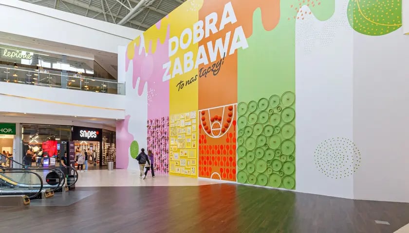Pierwszy Primark we Wrocławiu powstaje w Magnolii.
Kultowy sklep irlandzkiej marki PRIMARK będzie pierwszym takim salonem na Dolnym Śląsku. W związku z przygotowaniami do otwarcia, Magnolia Park prowadzi przebudowę fragmentu aktualnej przestrzeni handlowej. Na czas prac w centrum handlowym pojawiły się ściany z kolorowymi grafikami, przy kt&oacute;rych można zrobić selfie.
Obecnie w Magnolia Park trwają prace przygotowawcze. &ndash; Otwarcie tak dużego salonu to spore przedsięwzięcie, kt&oacute;re wymaga od nas częściowej zmiany aranżacji aktualnej powierzchni handlowej. Musimy połączyć kilka dotychczasowych lokali w jeden dwupoziomowy &ndash; tłumaczy Anna Fabianowska, Senior Asset Manager w Multi Poland.
