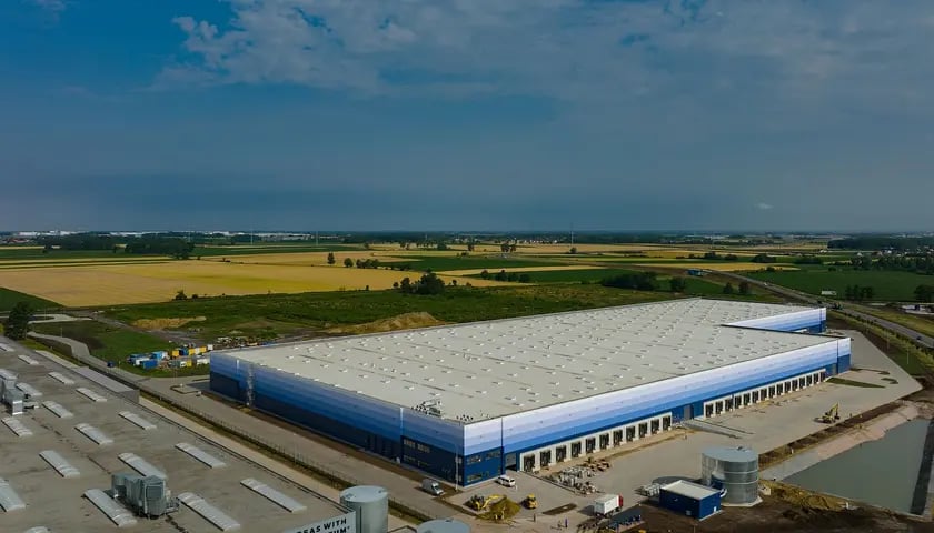 Shein &ndash; odzieżowy sklep online słynący z niskich cen i promocji otworzy centrum dystrybucyjne pod Wrocławiem
Shein, światowa firma e-commerce z branży moda i lifestyle, do końca roku otworzy gigantyczne centrum dystrybucji na Europę Środkowo-Wschodnią. Centrum dystrybucji Shein powstanie na 40 tys. mkw. powierzchni w GLP Wrocław V Logistics Centre w Magnicach k. Wrocławia. Shein to najszybciej rozwijająca się na świecie platforma do zakup&oacute;w ubrań, but&oacute;w i dodatk&oacute;w.
&nbsp;
&nbsp;
&nbsp;
&nbsp;