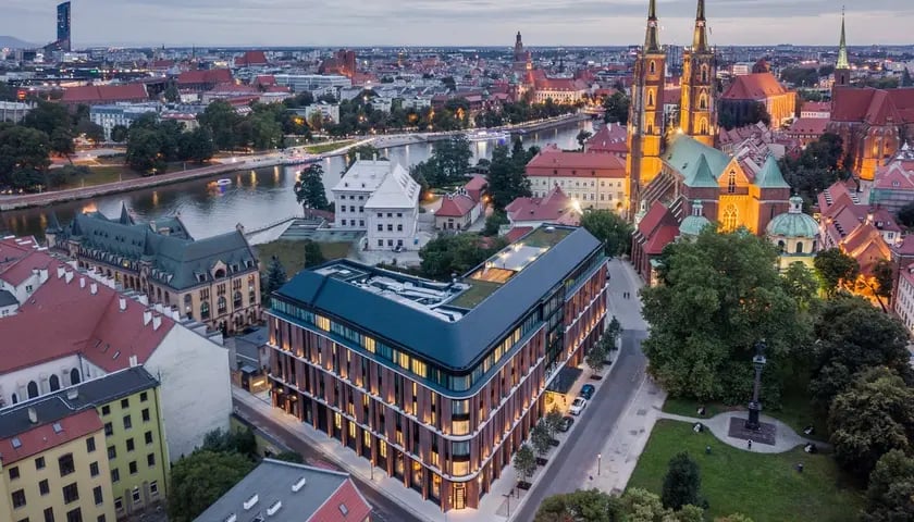 Luxury Lifestyle Hotel w Europie jest we Wrocławiu.
Wyniki prestiżowego konkursu World Luxury Hotel Awards 2022. Wśr&oacute;d laureat&oacute;w znalazł się hotel The Bridge Wrocław MGallery. 5-gwiazdkowy hotel położony na Ostrowie Tumskim został zwycięzcą w kategorii Luxury Lifestyle Hotel w Europie. Nagroda World Luxury Hotel Awards przyznawana jest na podstawie głosowania publiczności.