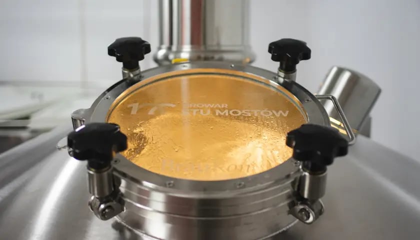 Jedna siedziba i wsp&oacute;lna dystrybucja piw &ndash; to efekt wsp&oacute;łpracy Browaru Profesja oraz Browaru Stu Most&oacute;w.
Obie firmy porozumiały się po tym, jak Profesja ze względ&oacute;w lokalowych musiała opuścić swoją dotychczasową siedzibę. Wszystko wskazuje na to, że dzięki wsp&oacute;łpracy skorzystają obie strony.
Profesja to założony w 2015 r. wrocławski browar rzemieślniczy, warzący piwa kraftowe, kt&oacute;ry pod koniec 2021 r. trafił pod skrzydła Mazurskiej Manufaktury S.A., a jego właściciele stali się udziałowcami sp&oacute;łki ze Szczytna. Ze względu na problemy z dotychczasowym lokalem, kt&oacute;ry był regularnie zalewany przez wodę opadową, w listopadzie br. zdecydowano o przeniesieniu części produkcji do browaru w Szczytnie. Część pozostanie jednak Wrocławiu, a piwa Profesji będą warzone we wsp&oacute;łpracy z Browarem Stu Most&oacute;w.