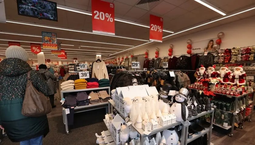 Nowa galeria handlowa we Wrocławiu otwarta w 2022 r.
Punktualnie o godzinie 9.00, w czwartek, 24 listopada 2022 r. otwarto nowe centrum handlowe we Wrocławiu. Sklepy przygotowały specjalne promocje, kt&oacute;re potrwają przez kilka najbliższych dni. Klienci mają do wyboru sklepy popularnych marek, m. in.: odzieżowe, zoologiczny, sportowy i drogerię. Galeria Długosza 66 mieści się w pobliżu al. Kromera na Karłowicach.
W galerii handlowej Długosza 66 na Karłowicach znajdują się popularne marki z r&oacute;żnorodną ofertą. Inwestor zadał o to, by był tam wielobranżowy miks i sklepy m.in.: odzieżowe, zoologiczny, sportowy oraz drogeria. W centrum handlowym Długosza 66 są kolejne we Wrocławiu sklepy sieci handlowych takich jak: Dealz, Action, Tedi, Maxi Zoo, KiK, Rossmann i Pepco.
Warto dodać, że w sąsiedztwie nowego centrum już działają popularne dyskonty: Kaufland, Lidl i ALDI. Wszystkie te obiekty są autorstwa firmy Grupa RB, kt&oacute;ra zaprojektowała park handlowy Długosza 66.