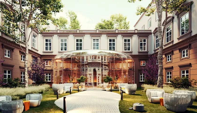 Wrocław będzie miał hotel jakiego w Polsce jeszcze nie było.
Pałac Hatzfeld&oacute;w będzie hotelem. Nowy właściciel, wrocławski deweloper Rafin, podpisał umowę z międzynarodową siecią Marriott International, na markę Autograph Collection z segmentu premium. Odbudowany Pałac Hatzfeld&oacute;w będzie funkcjonował wg najwyższych standard&oacute;w hotelowych na świecie.
17 listopada 2021 roku Sp&oacute;łka Rafin wygrała przetarg na zabytkowy Pałac Hatzfeld&oacute;w, czyli dawnej siedziby BWA przy ul. Wita Stwosza 31/32 we Wrocławiu.
Po 9 miesiącach prac i analiz &ndash; zgodnie z deklaracjami po wygranym przetargu &ndash; Rafin w sierpniu 2022 roku podpisał umową franczyzową z firmą Marriott International. Oznacza to, że odbudowany pałac będzie funkcjonował wg najwyższych standard&oacute;w hotelowych na świecie, a rewitalizacja budynku będzie ściśle nadzorowane przez międzynarodowego partnera, zgodnie z autorskim, wsp&oacute;lnie przygotowanym projektem z segmentu premium.