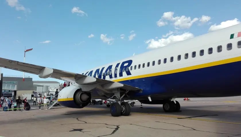 Linie lotnicze Ryanair rozbudują we Wrocławiu swoje zaplecze obsługi technicznej samolot&oacute;w.
Nowe hangary o wartości 25 milion&oacute;w euro, ponad 200 dodatkowych miejsc pracy dla wysoko wykwalifikowanych inżynier&oacute;w i mechanik&oacute;w, a także rozw&oacute;j siatki połączeń z Wrocławia. Linie lotnicze Ryanair poinformowały o planach związanych z rozbudową swojego zaplecza obsługi technicznej samolot&oacute;w. Łącznie samoloty Ryanair polecą z Wrocławia do 26 miast z 10 kraj&oacute;w.
Linie lotnicze Ryanair należą do największych niskokosztowych linii w Europie. Plany przewoźnika zakładają, że w 2023 roku z jego usług skorzysta ok. 166 milion&oacute;w pasażer&oacute;w.