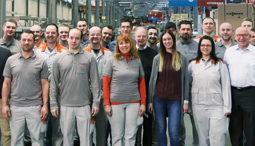 Viessmann, kt&oacute;rego zakłady i centra od lat są obecne we Wrocławiu i na Dolnym Śląsku, rusza z budową wielkiej fabryki. 
To oznacza, że najnowsza inwestycja światowego lidera system&oacute;w grzewczych, przemysłowych i chłodniczych w Europie będzie w naszym regionie. Viessmann w zakładzie za kilkadziesiąt milion&oacute;w zaoferuje nowe miejsca pracy i już szuka pracownik&oacute;w.
Nowy Zakład Produkcyjny Pomp Ciepła Viessmann powstanie w Legnicy na terenie Legnickiej Specjalnej Strefy Ekonomicznej. Koncern Viessmann jest tam obecny od ponad 20 lat i teraz zdecydował się na budowę nowej fabryki ze względu na dynamiczny rozw&oacute;j firmy oraz ekspansją produkcji pomp ciepła.
&nbsp;
Przedstawiciele sp&oacute;łki informują, że w nowym zakładzie Viessmann będą produkowane przede wszystkim pompy ciepła dla klient&oacute;w indywidualnych i instytucjonalnych oraz, jak dotychczas, komponenty wchodzące w skład pomp i innych urządzeń grzewczych. Skala nowej inwestycji Viessmann jest imponująca.
&nbsp;