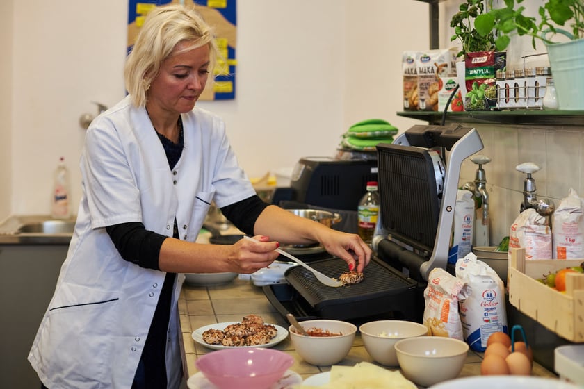 Na zdjęciu: profesor Agnieszka Orkusz z Uniwersytetu Ekonomicznego smaży kotlety mielone z dodatkiem larw mącznika młynarka.
