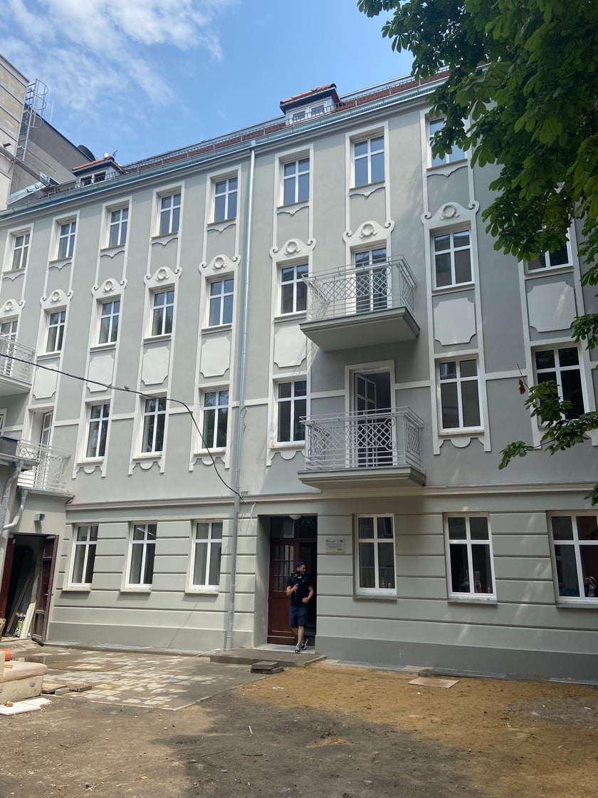 Wyremontowana kamienica przy Komuny Paryskiej 94a