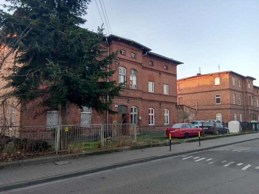 Nieruchomość zabudowana 2 budynkami wielorodzinnymi.

Powierzchnia działki: 2 115 mkw.
Powierzchnia budynku: 506 mkw.
