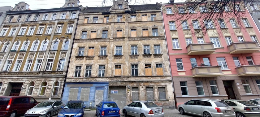Nieruchomość zabudowana budynkiem mieszkalnym w kt&oacute;rym znajduje się 21 lokali mieszkalnych.

Powierzchnia działki: 573 mkw.
