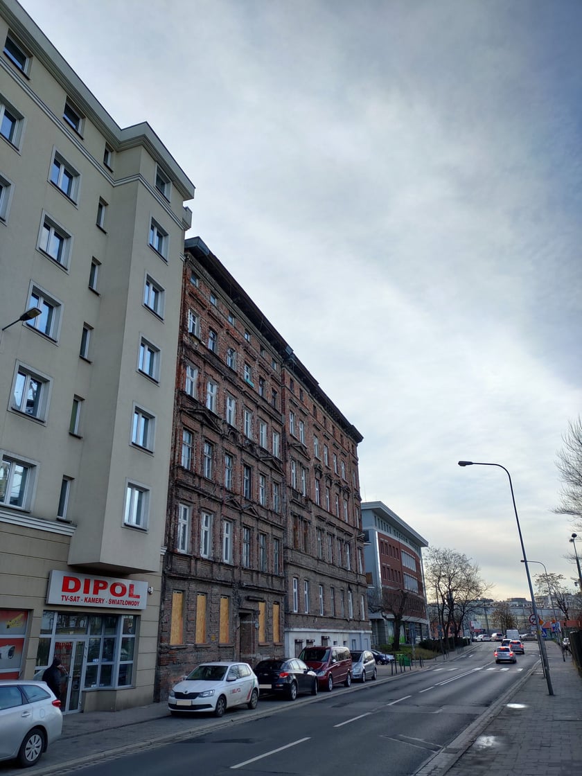 Ulica Łowiecka 3, Śr&oacute;dmieście. Cena:&nbsp;1.800.000&nbsp;zł
Powierzchnia działki: 295 mkw.


Powierzchnia budynku: 679 mkw.

Cena wywoławcza: 2 640 000 zł



&nbsp;
&nbsp;