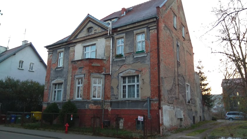 Nieruchomość zabudowana budynkiem mieszkalnym wielorodzinnym.

Powierzchnia działki: 1 755 mkw.
