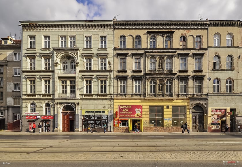 29 września 2015, kamienice nr 23 (po prawej) oraz nr 24 przy ul. Hugona Kołłątaja.