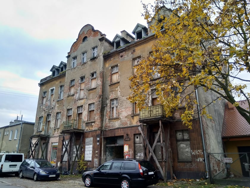 Piotra Czajkowskiego 82, Karłowice - 1 193 820 zł&nbsp;


Powierzchnia działki: 706 mkw.


Cena wywoławcza: 1 182 000 zł&nbsp;


Data przetargu: 05.10.2022


Cena uzyskana: 1 193 820 zł

Działka o powierzchni 706 mkw. zabudowana dwoma budynkami mieszkalnymi (budynek gł&oacute;wny oraz oficyna) oraz obiektami gospodarczymi w złym stanie technicznym. Budynek frontowy wpisany jest do gminnej ewidencji zabytk&oacute;w.
