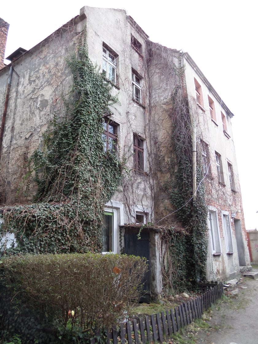 Piotra Czajkowskiego 82, Karłowice - 1 193 820 zł&nbsp;


Powierzchnia działki: 706 mkw.


Cena wywoławcza: 1 182 000 zł&nbsp;


Data przetargu: 05.10.2022


Cena uzyskana: 1 193 820 zł

Działka o powierzchni 706 mkw. zabudowana dwoma budynkami mieszkalnymi (budynek gł&oacute;wny oraz oficyna) oraz obiektami gospodarczymi w złym stanie technicznym. Budynek frontowy wpisany jest do gminnej ewidencji zabytk&oacute;w.
