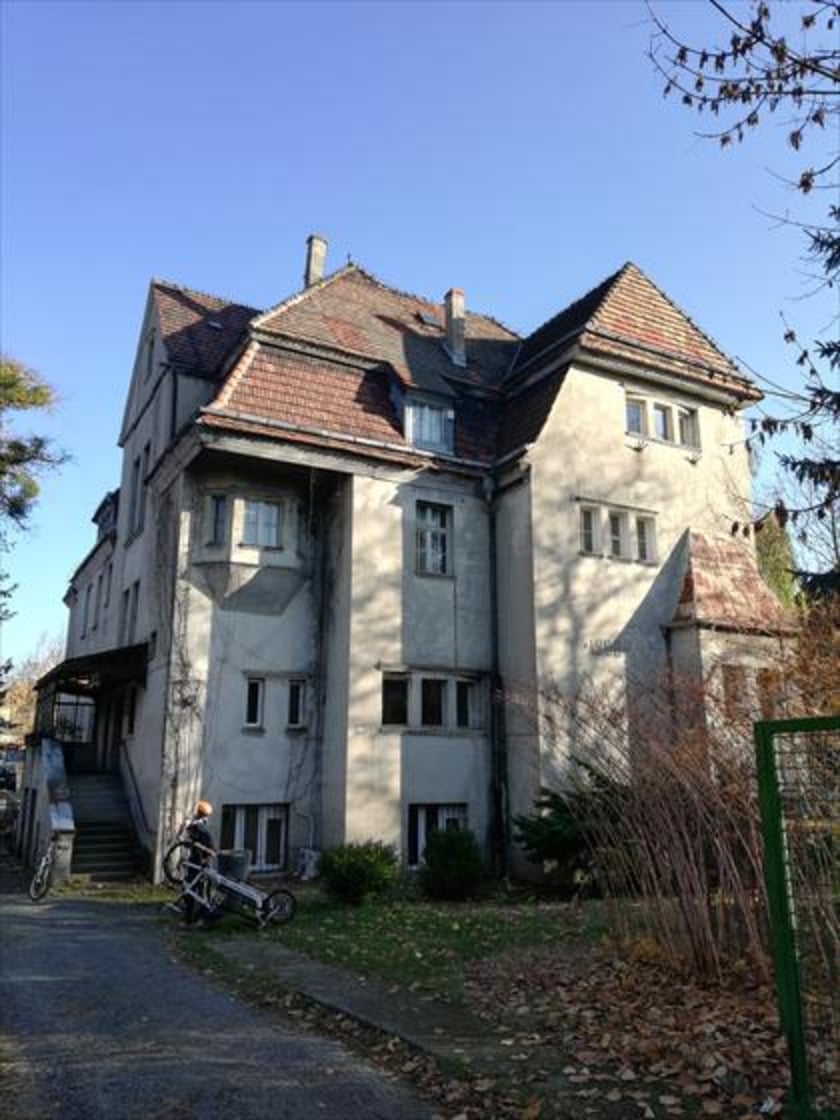 Parkowa 13, Zalesie -&nbsp;6 444 000 zł


Powierzchnia działki: 1 889 mkw.


Cena wywoławcza: 4 880 000 zł


Data przetargu: 28.02.2022


Cena uzyskana: 6 444 000 zł&nbsp;

Nieruchomość jest zabudowana dawnym budynkiem mieszkalnym - willą oraz budynkiem garażowym. Willa położona przy ul. Parkowej 13 wpisana jest do rejestru zabytk&oacute;w. Co tam może być: mieszkania, handel detaliczny małopowierzchniowy, gastronomia, obiekty&nbsp;upowszechnienia kultury, pracownie artystyczne, biura.
