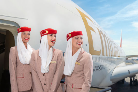 Emirates to największe międzynarodowe linie lotnicze na świecie
Zesp&oacute;ł personelu pokładowego Emirates to 160 narodowości odzwierciedlających r&oacute;żnorodność klient&oacute;w i operacje międzynarodowe w ponad 130 miastach na 6 kontynentach.
Emirates posiadają nowoczesną flotę ponad 200 samolot&oacute;w szerokokadłubowych. Linie lotnicze są największym światowym operatorem samolot&oacute;w Boeing 777 i Airbus A380.
&nbsp;
&nbsp;
