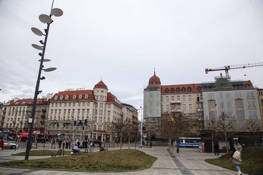 Na zdjęciu widoczna jest pierwsza odsłonięta ściana, odbudowanego hotelu Grand&nbsp;